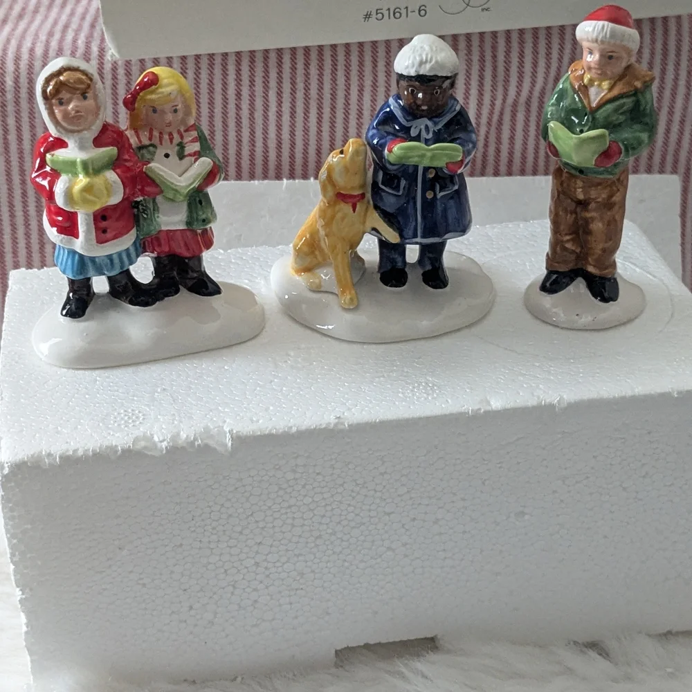 Department 56 Holiday Carolers with Dog Figurine Set